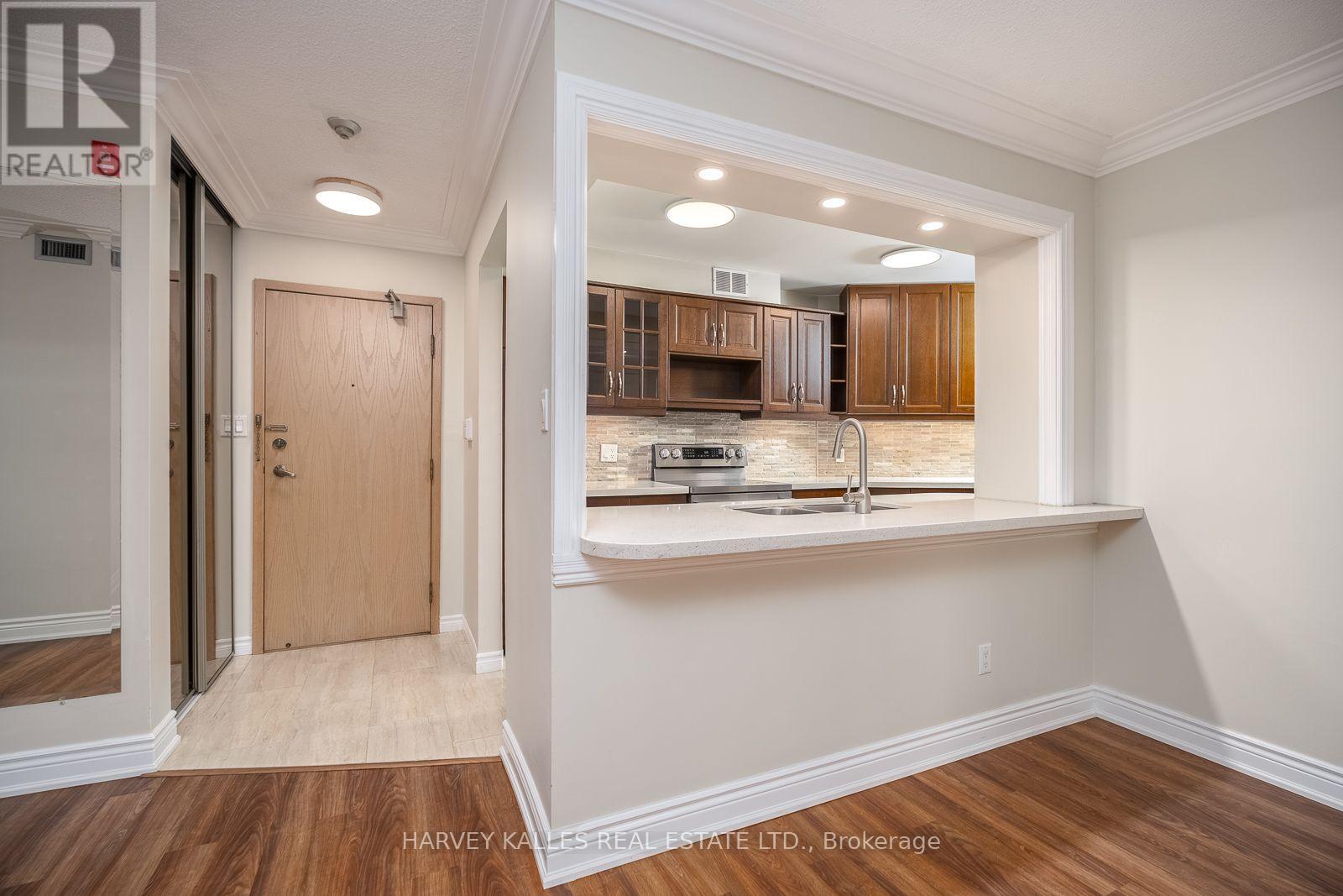 521 - 20 Southport Street Property Photo 9