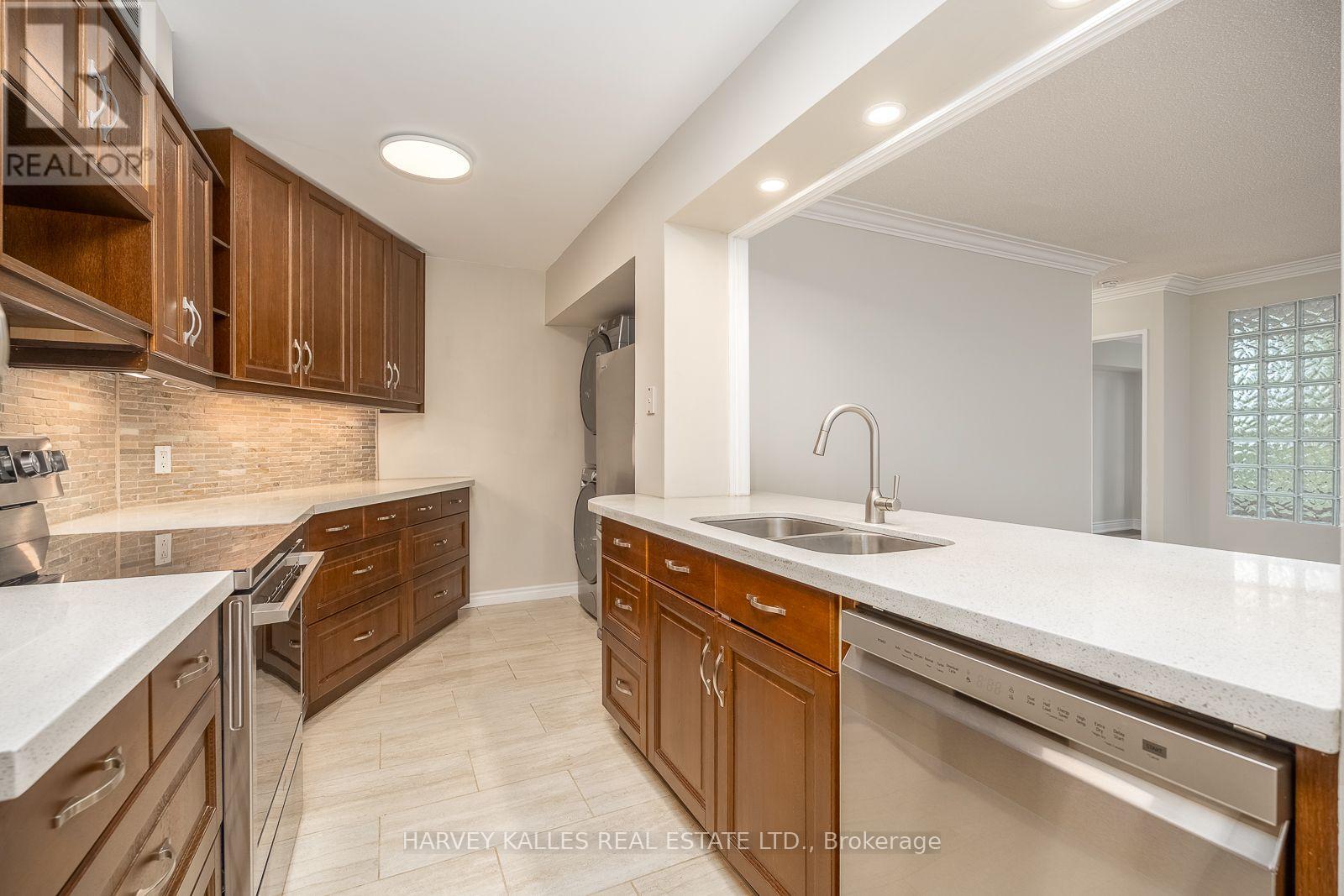 521 - 20 Southport Street Property Photo 11