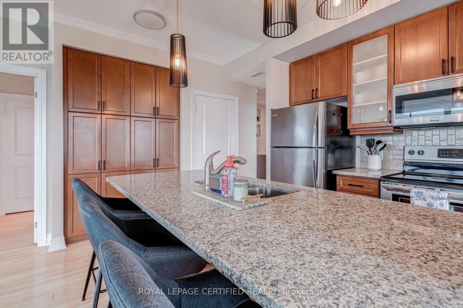 1806 - 100 John Street Property Photo 11