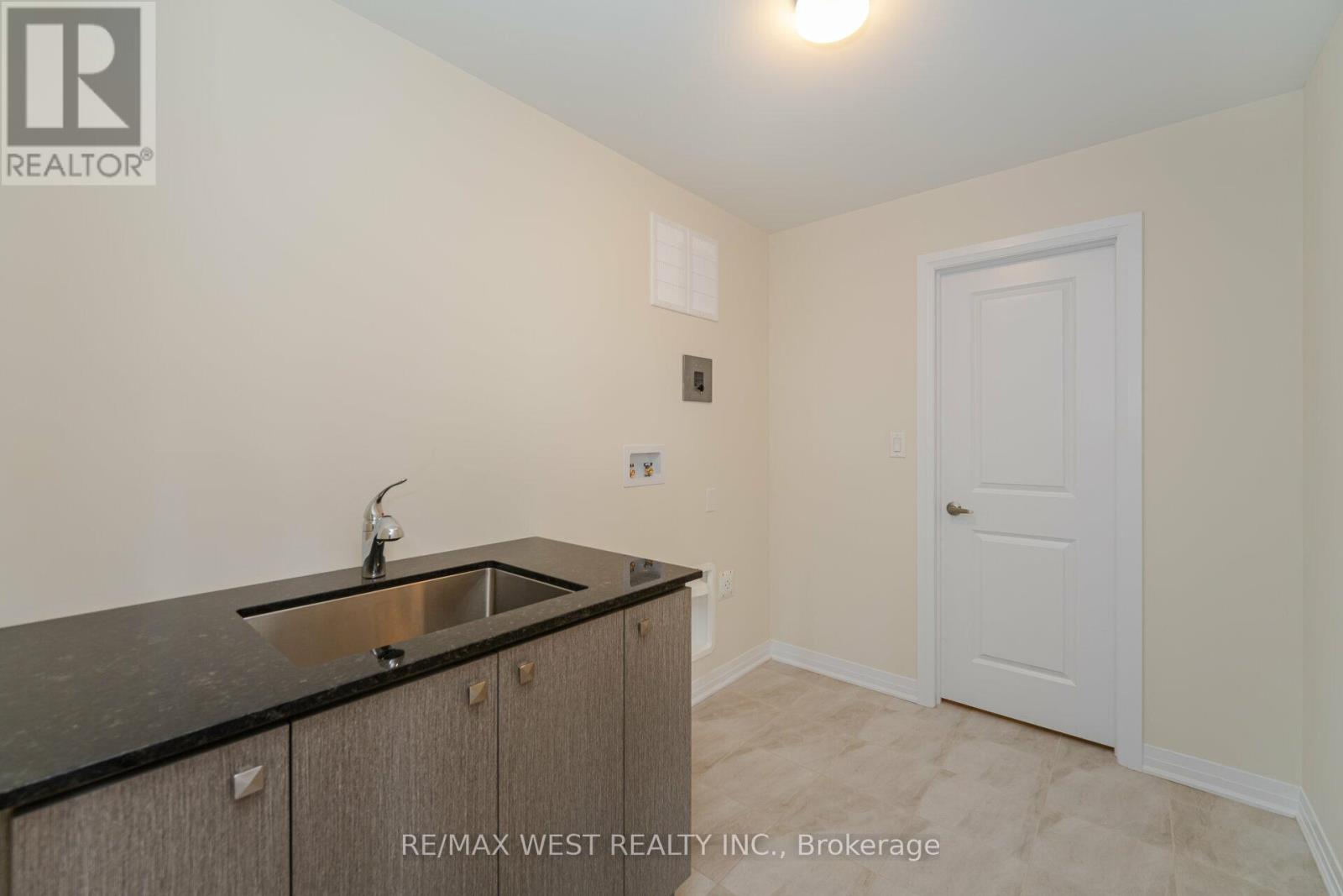 120 Settlers Road E Property Photo 32