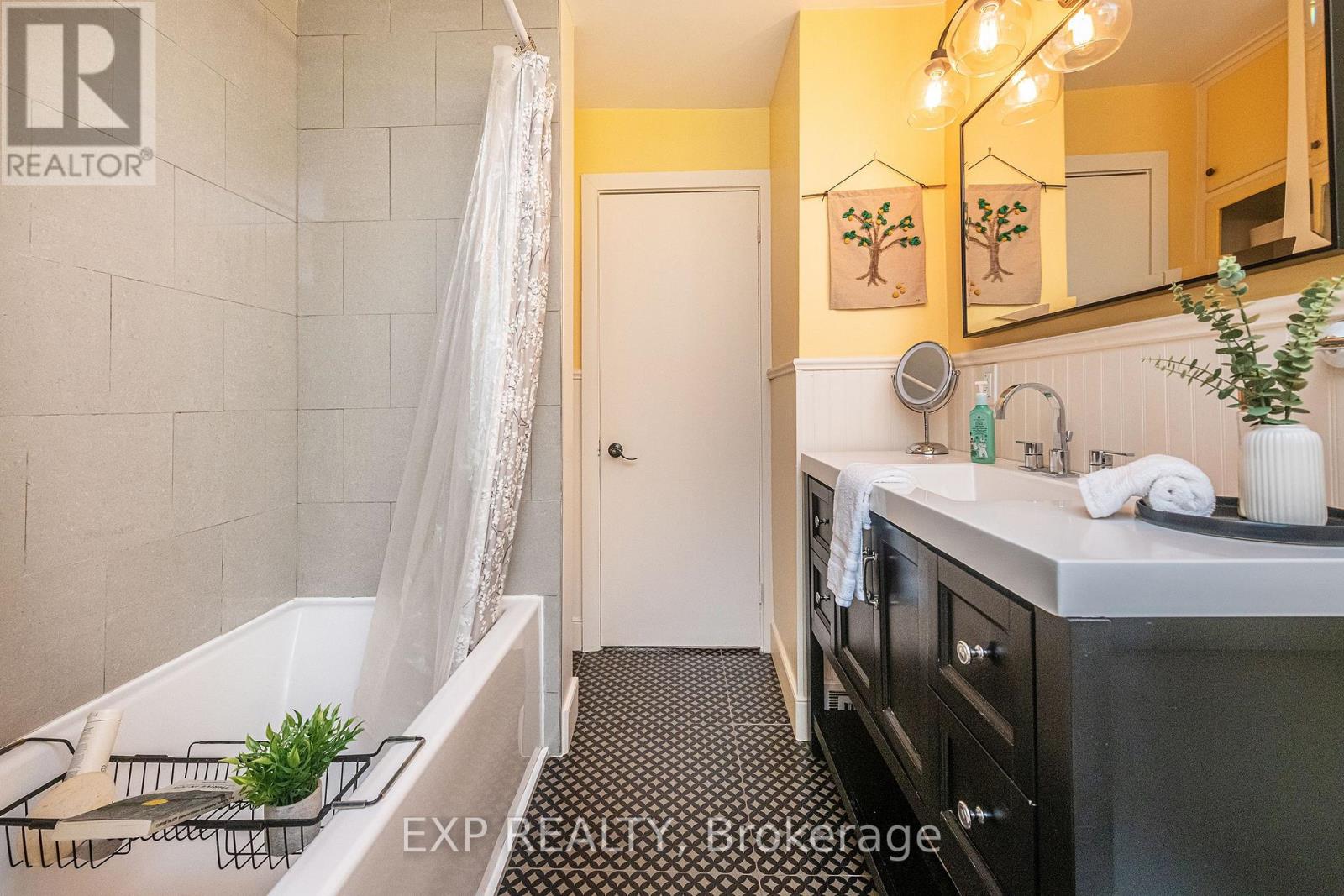 7 Third Avenue Property Photo 32