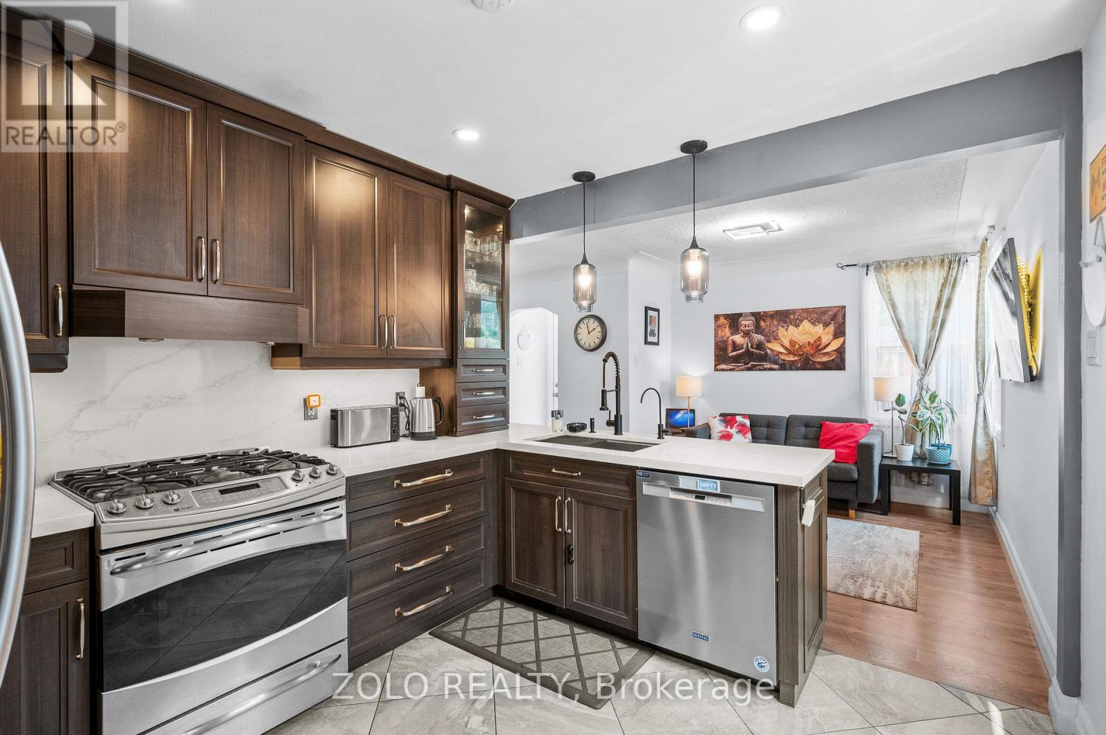 442 Queen Mary Drive Property Photo 12