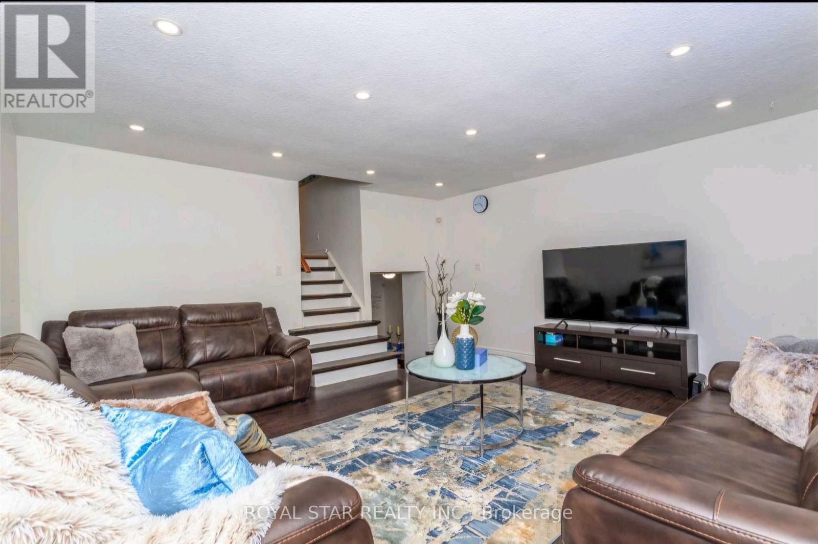 Upper - 19 Ashurst Crescent N Property Photo 2