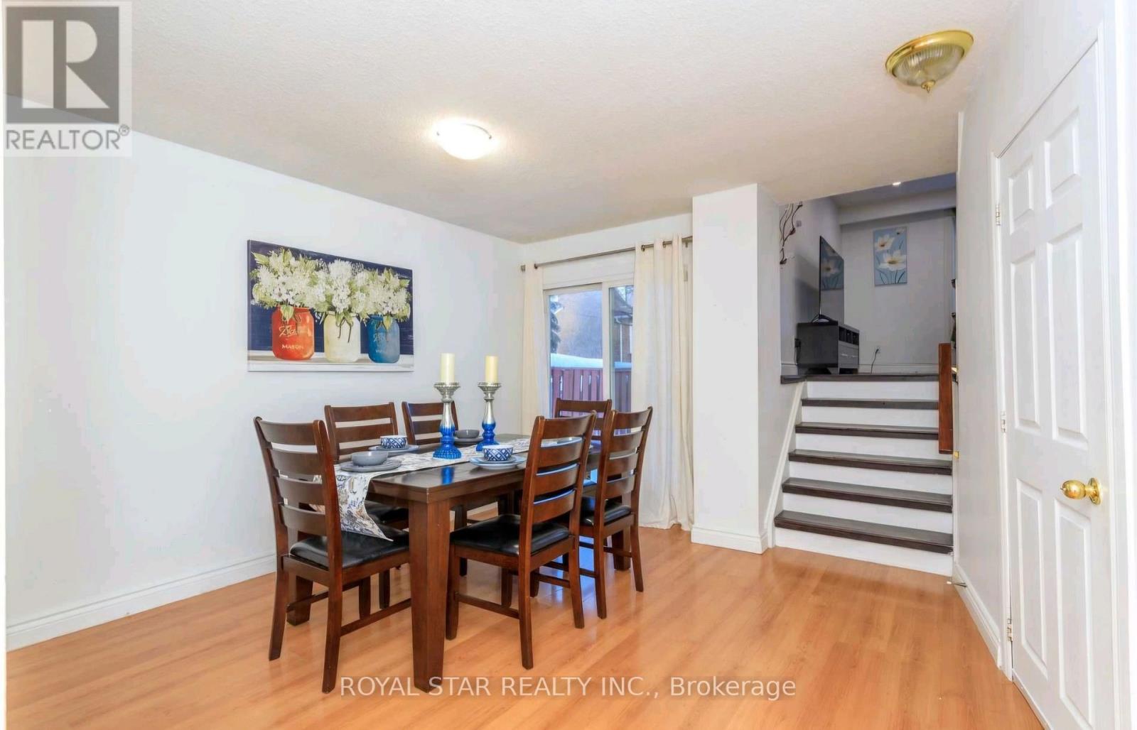 Upper - 19 Ashurst Crescent N Property Photo 3