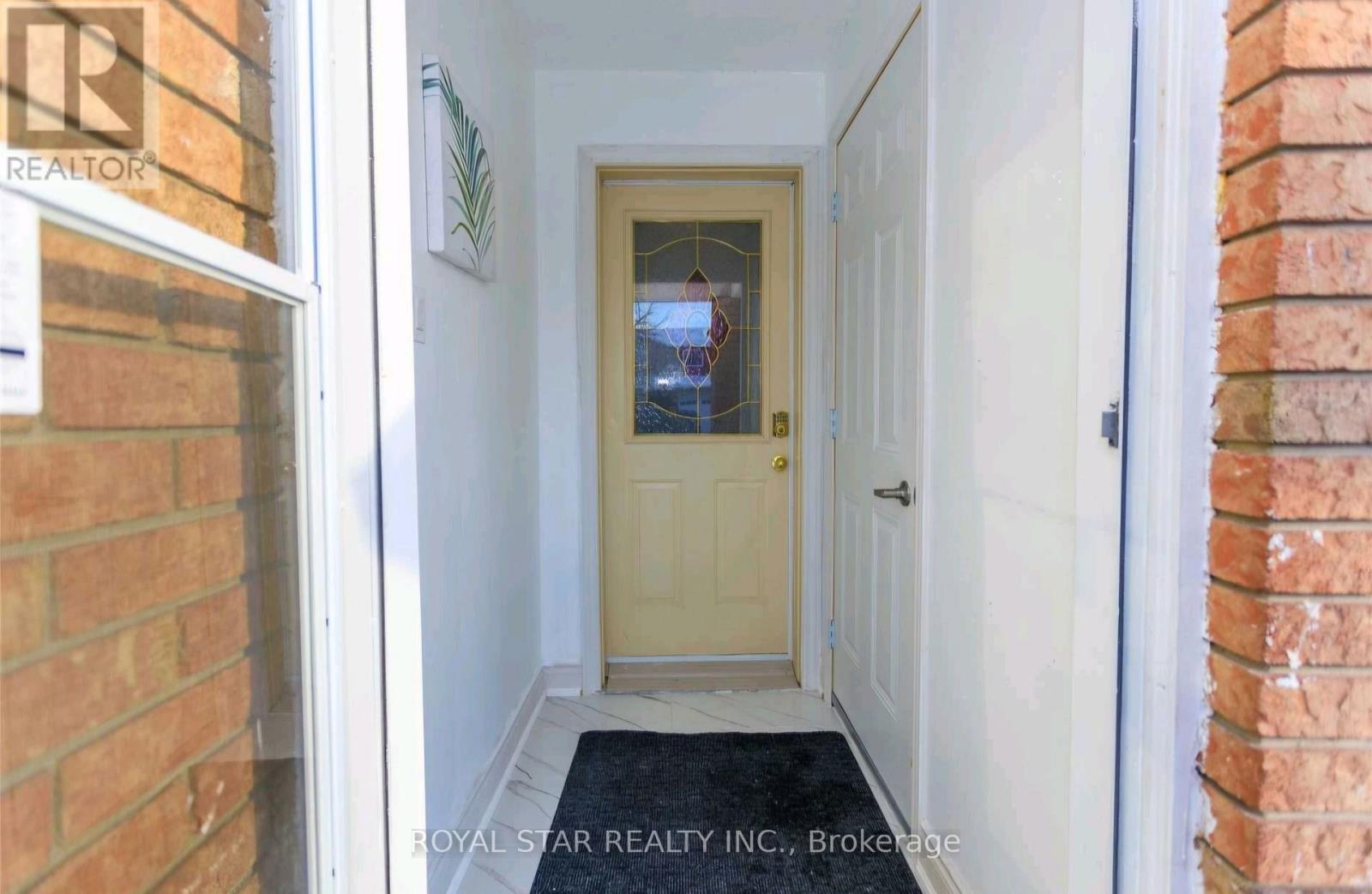 Upper - 19 Ashurst Crescent N Property Photo 9