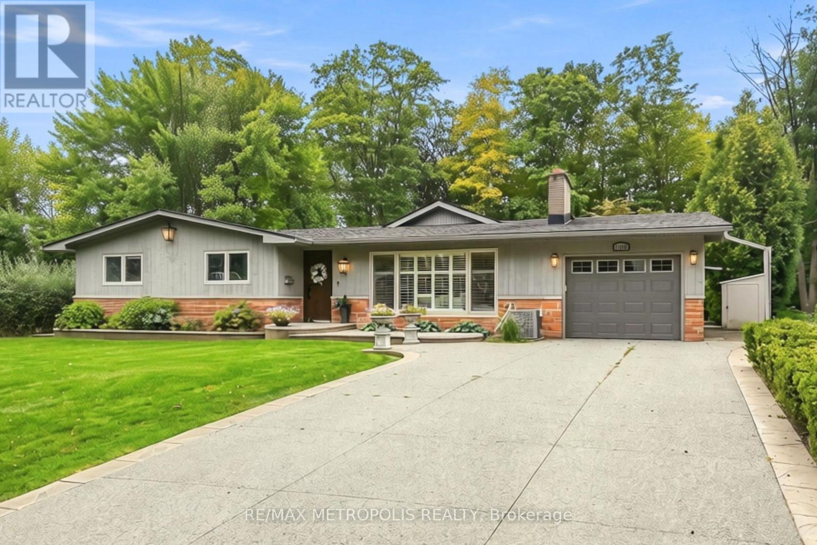 1228 Elgin Crescent Property Photo 1