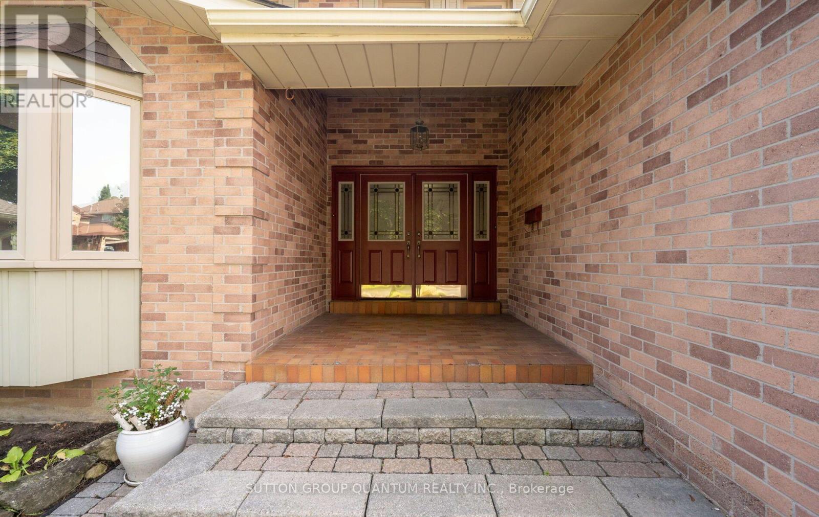 1896 Stoneybrook Court Property Photo 2
