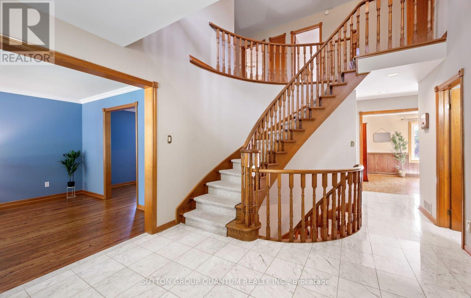 1896 Stoneybrook Court Property Photo 4