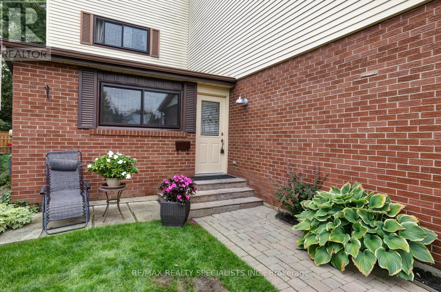 2442 Basswood Crescent Property Photo 4