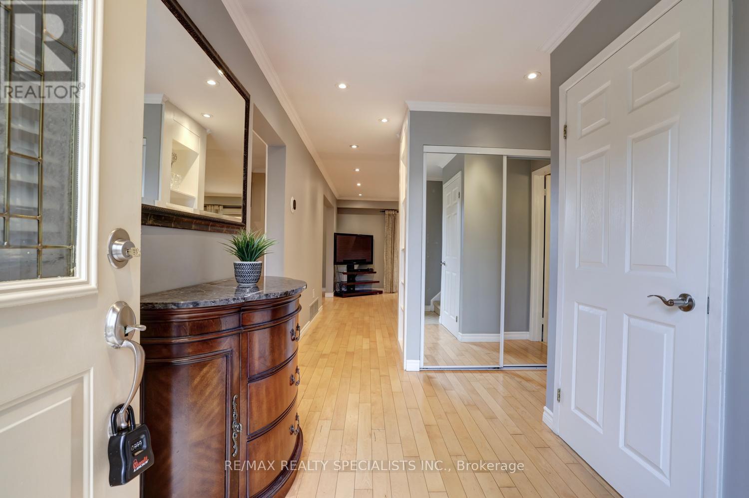 2442 Basswood Crescent Property Photo 6