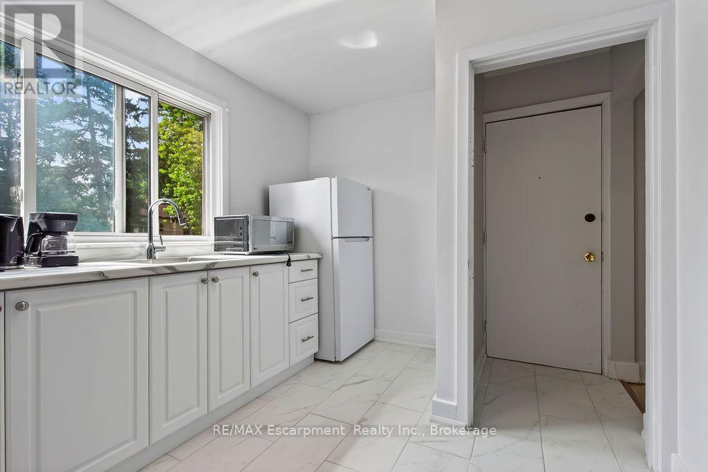 4 - 425 Burlington Avenue Property Photo 11