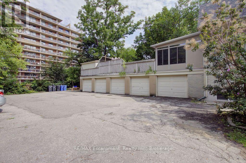 4 - 425 Burlington Avenue Property Photo 13