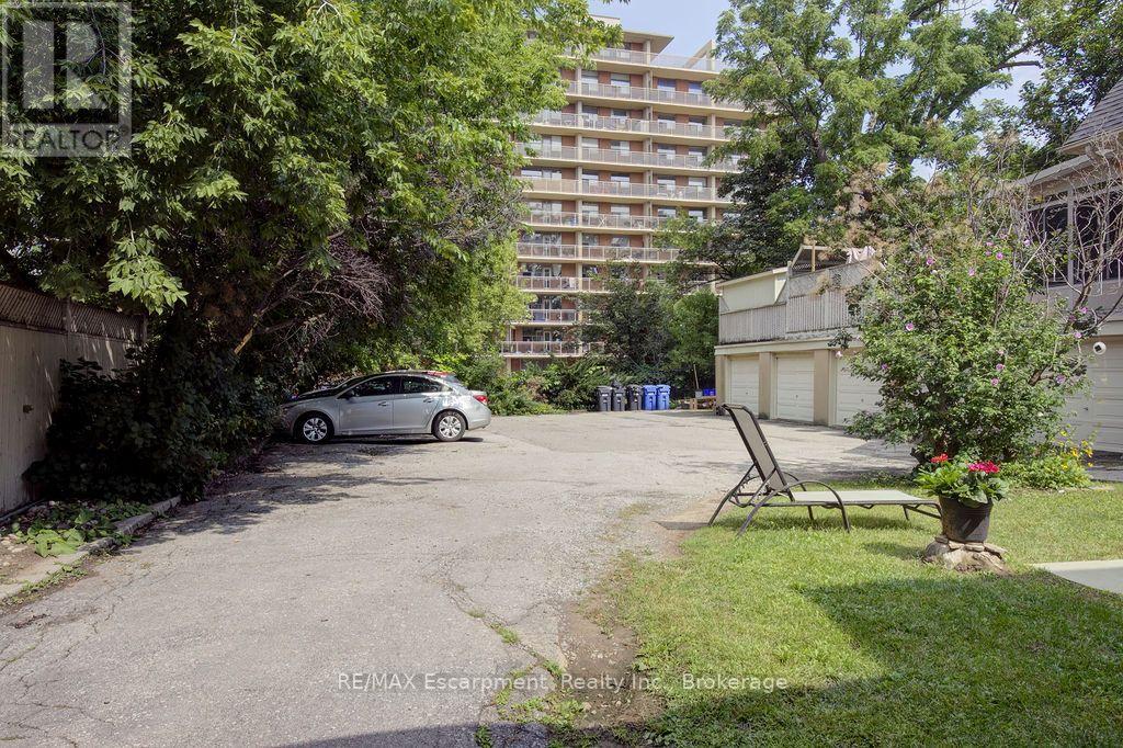 4 - 425 Burlington Avenue Property Photo 14