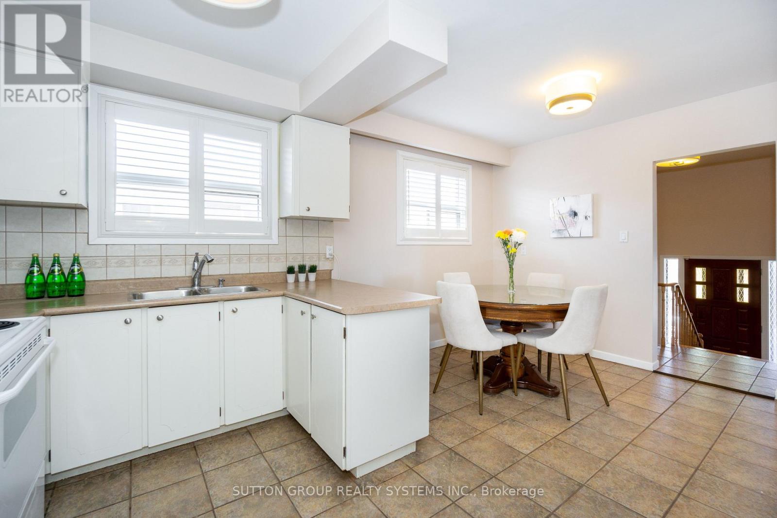 Upper - 233 Hullmar Drive Property Photo 10