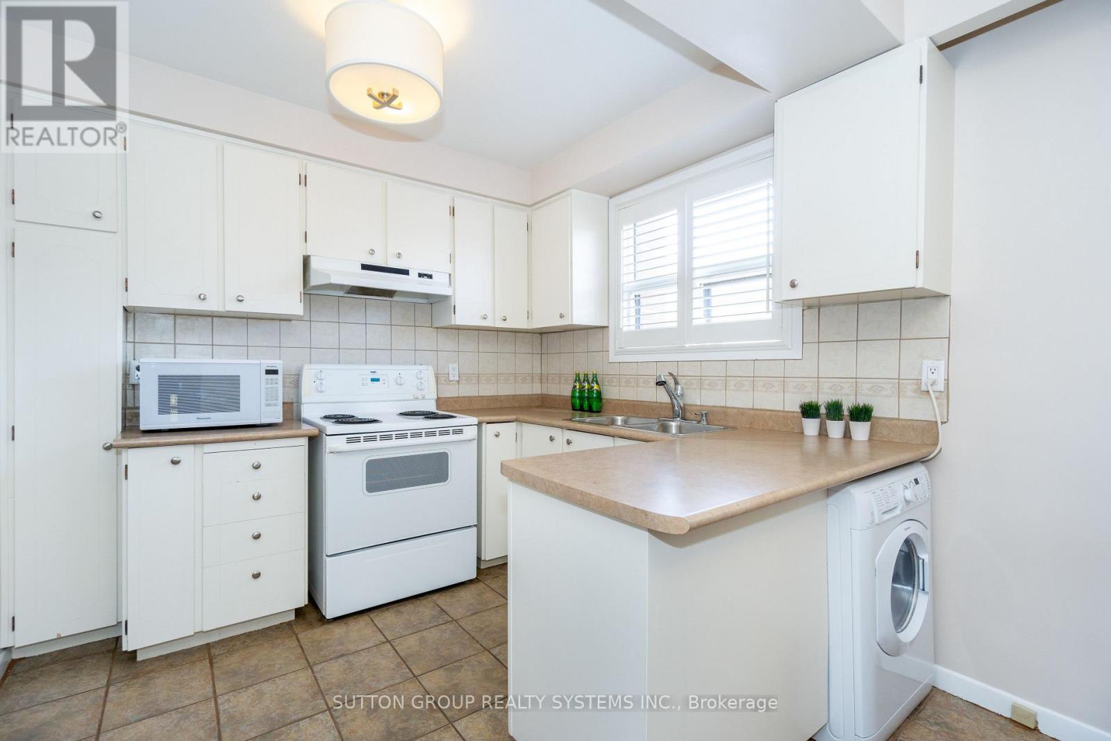 Upper - 233 Hullmar Drive Property Photo 11