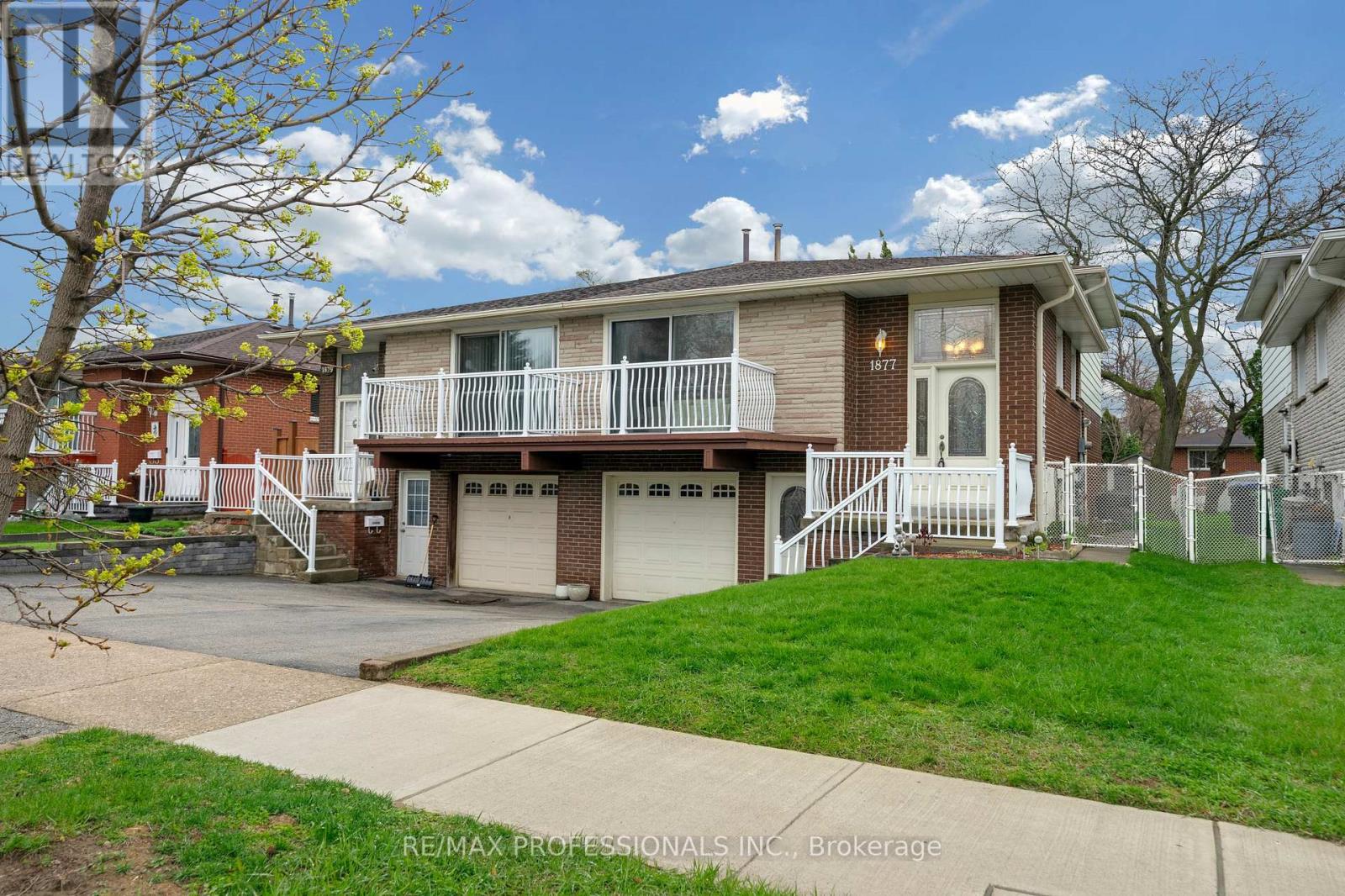 1877 Silverberry Crescent Property Photo 1