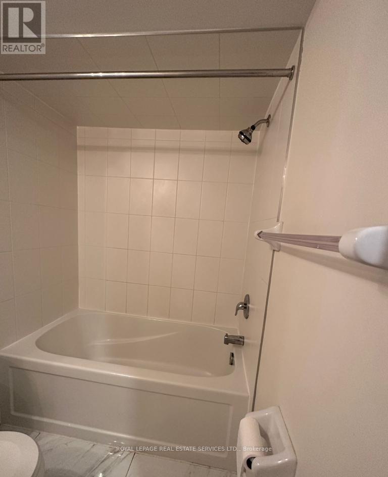 57 - 2441 Greenwich Drive Property Photo 14