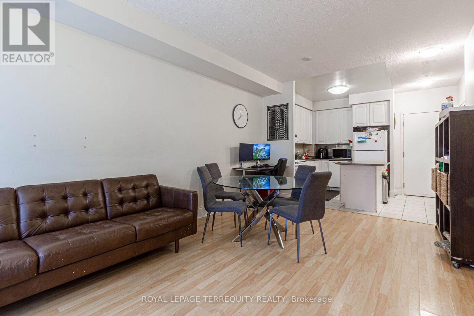 226 - 3888 Duke Of York Boulevard Property Photo 8