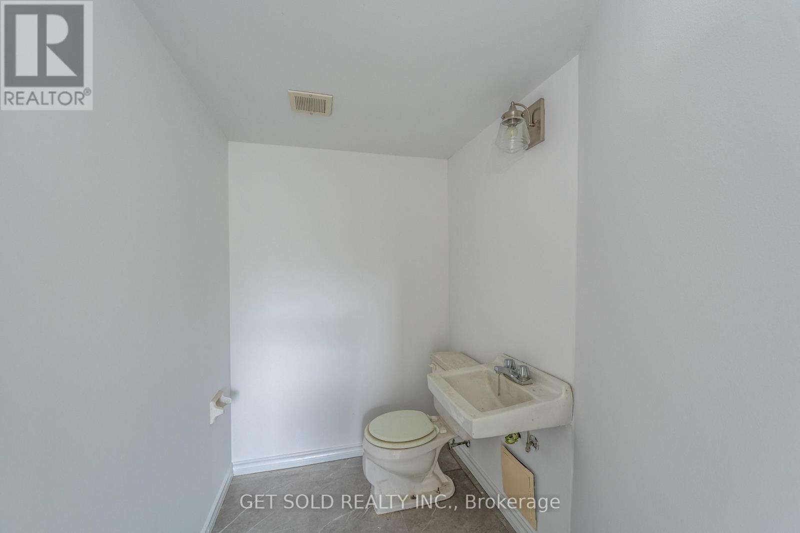 405 - 700 Dynes Road Property Photo 13