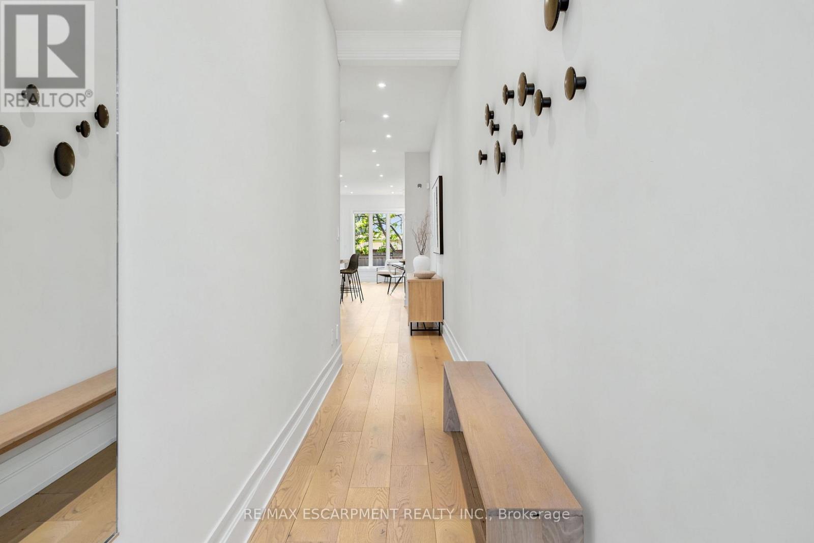 38a Maple Avenue N Property Photo 4