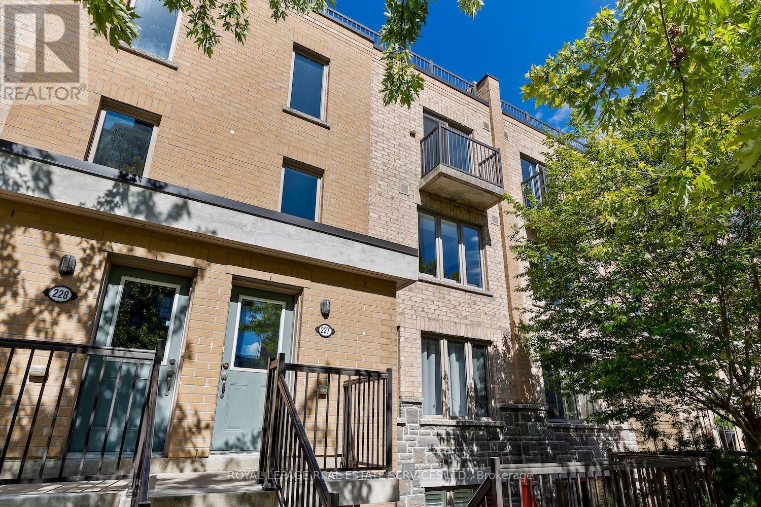 227 - 7 Foundry Avenue Property Photo 3