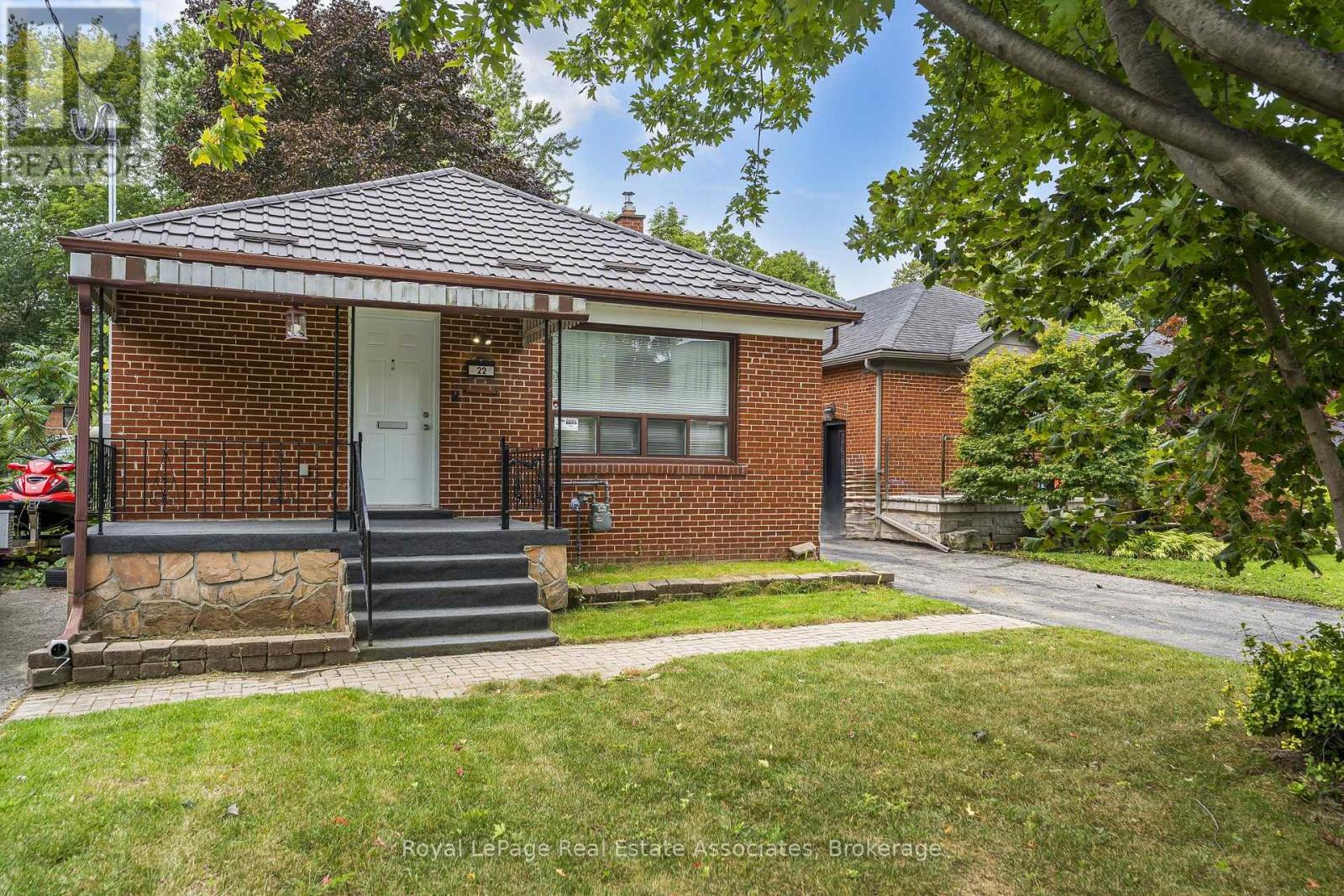 22 Maple Avenue N Property Photo 1