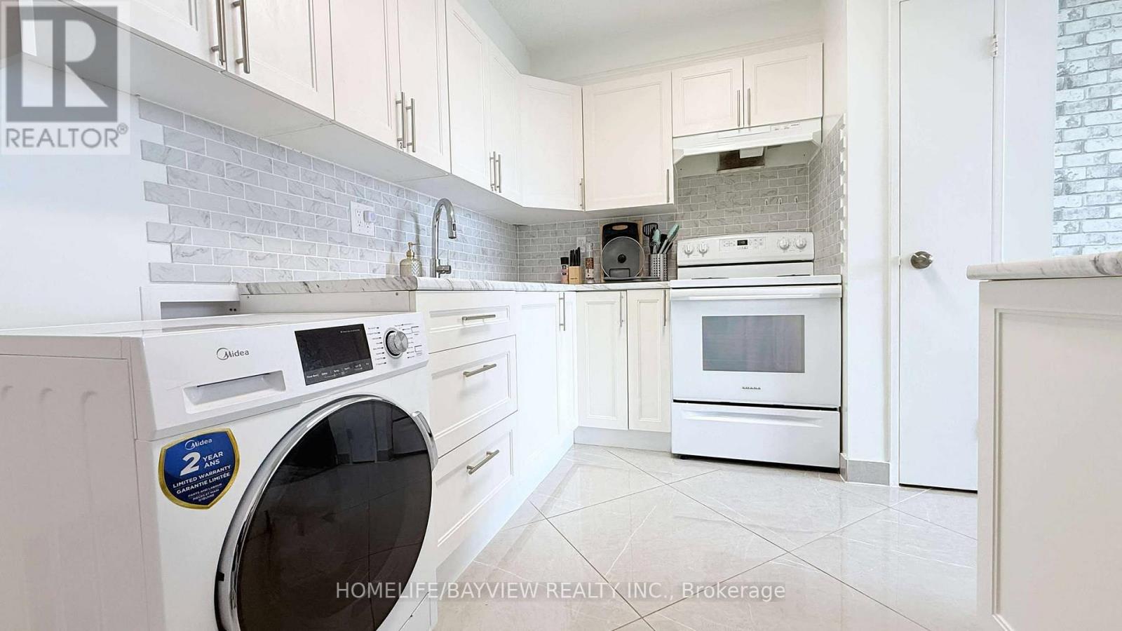 909 - 4645 Jane Street Property Photo 1