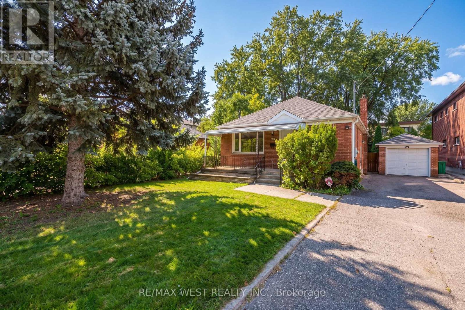 32 Pine Avenue N Property Photo 1