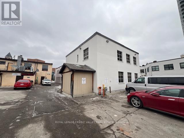 32 Queen Street W Property Photo 7