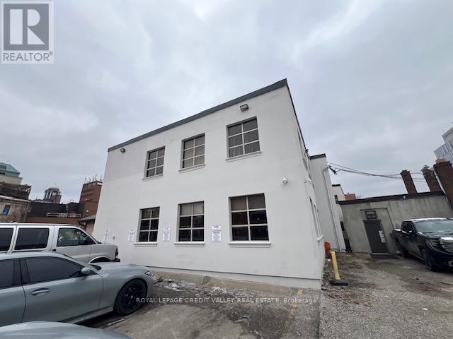 32 Queen Street W Property Photo 8