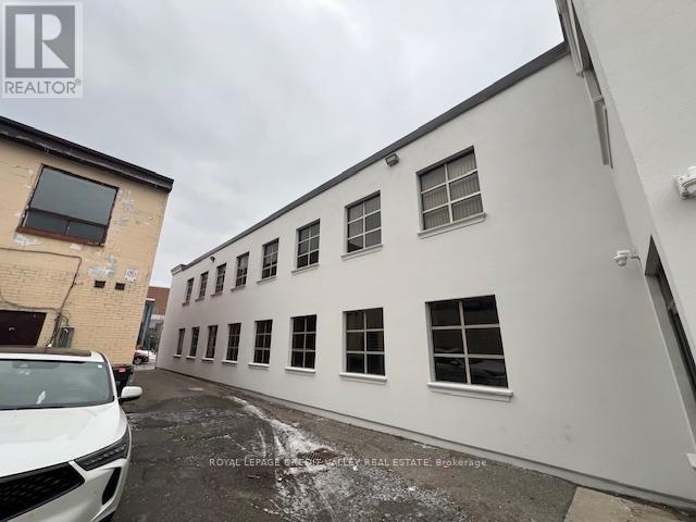 32 Queen Street W Property Photo 9
