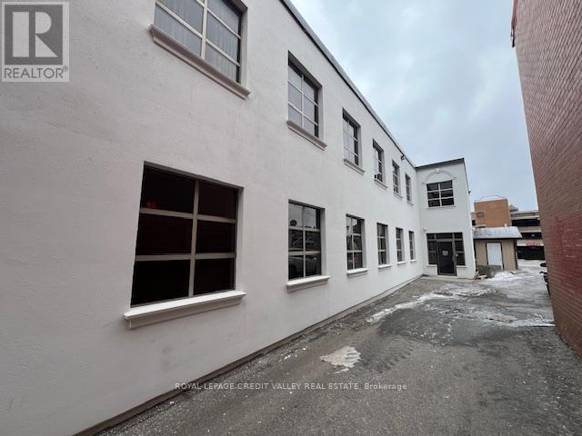 32 Queen Street W Property Photo 10