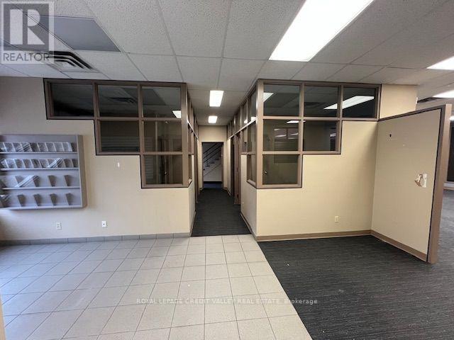 32 Queen Street W Property Photo 12