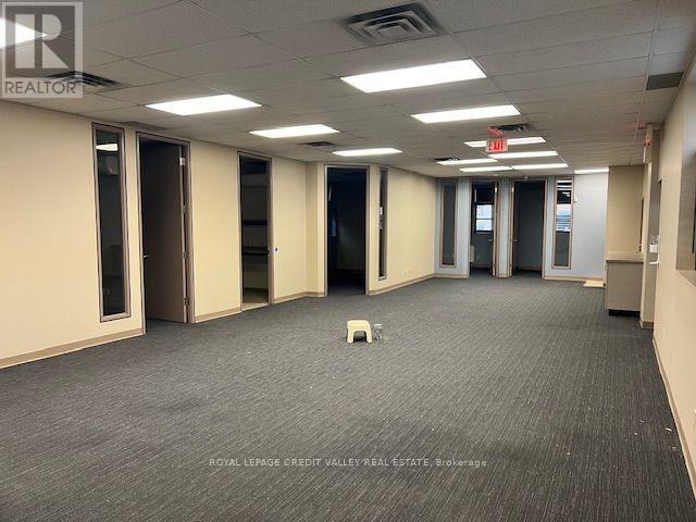 32 Queen Street W Property Photo 14
