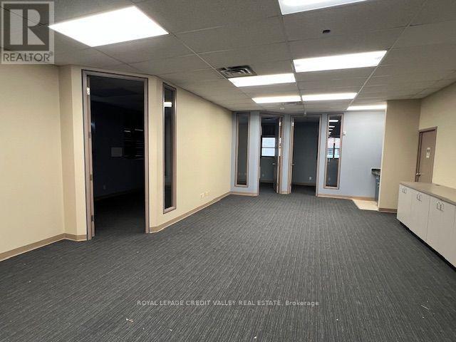 32 Queen Street W Property Photo 15