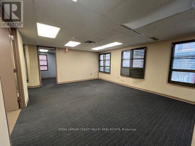 32 Queen Street W Property Photo 17
