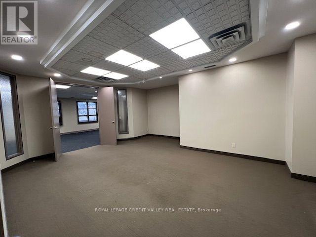 32 Queen Street W Property Photo 22
