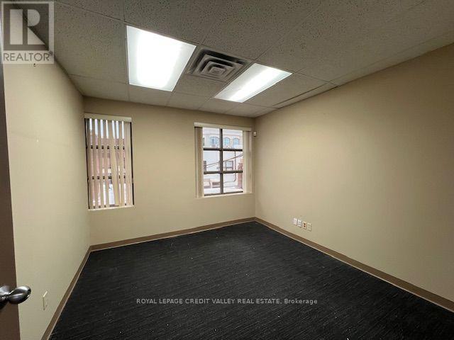 32 Queen Street W Property Photo 29