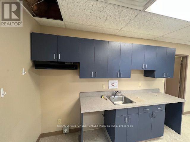 32 Queen Street W Property Photo 37