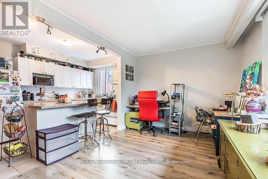 Upper Apt #2 - 314 Lakeshore Road E Property Photo 6
