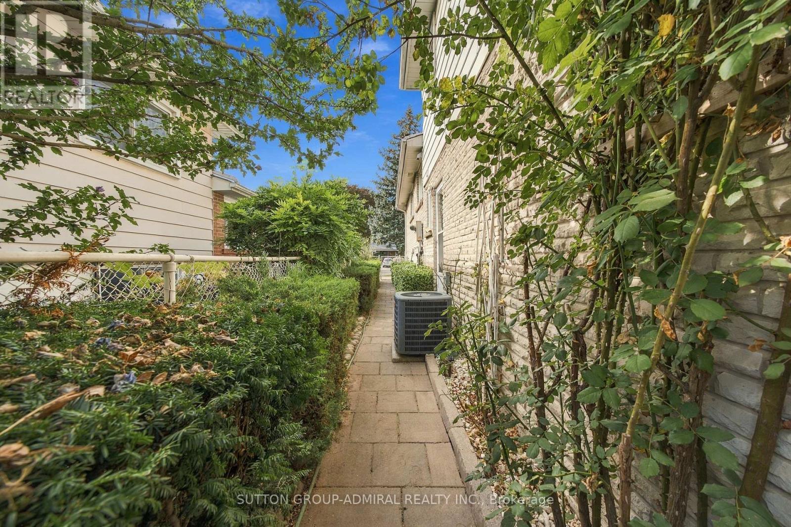 1871 Silverberry Crescent Property Photo 42