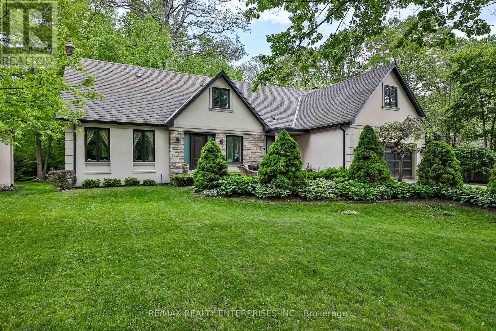 208 Mineola Road W Property Photo 1