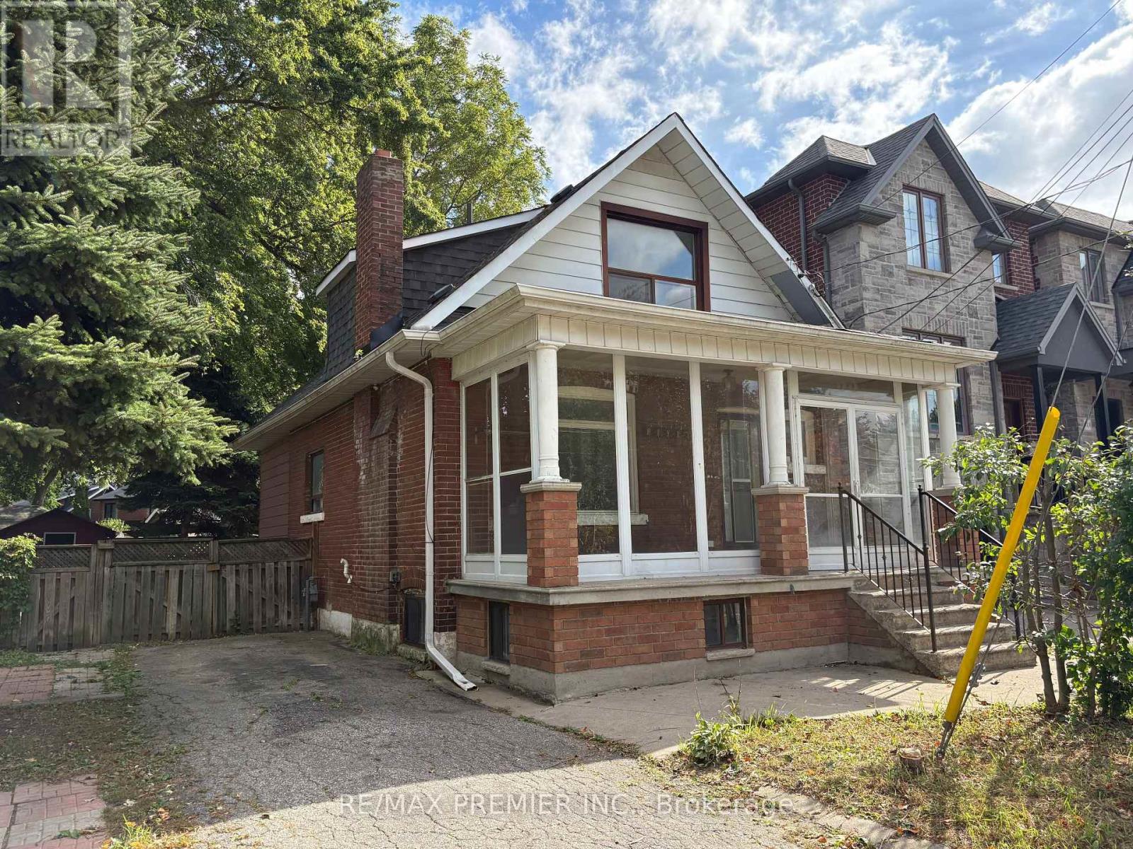 33 ROYAL YORK ROAD Property Photo 1