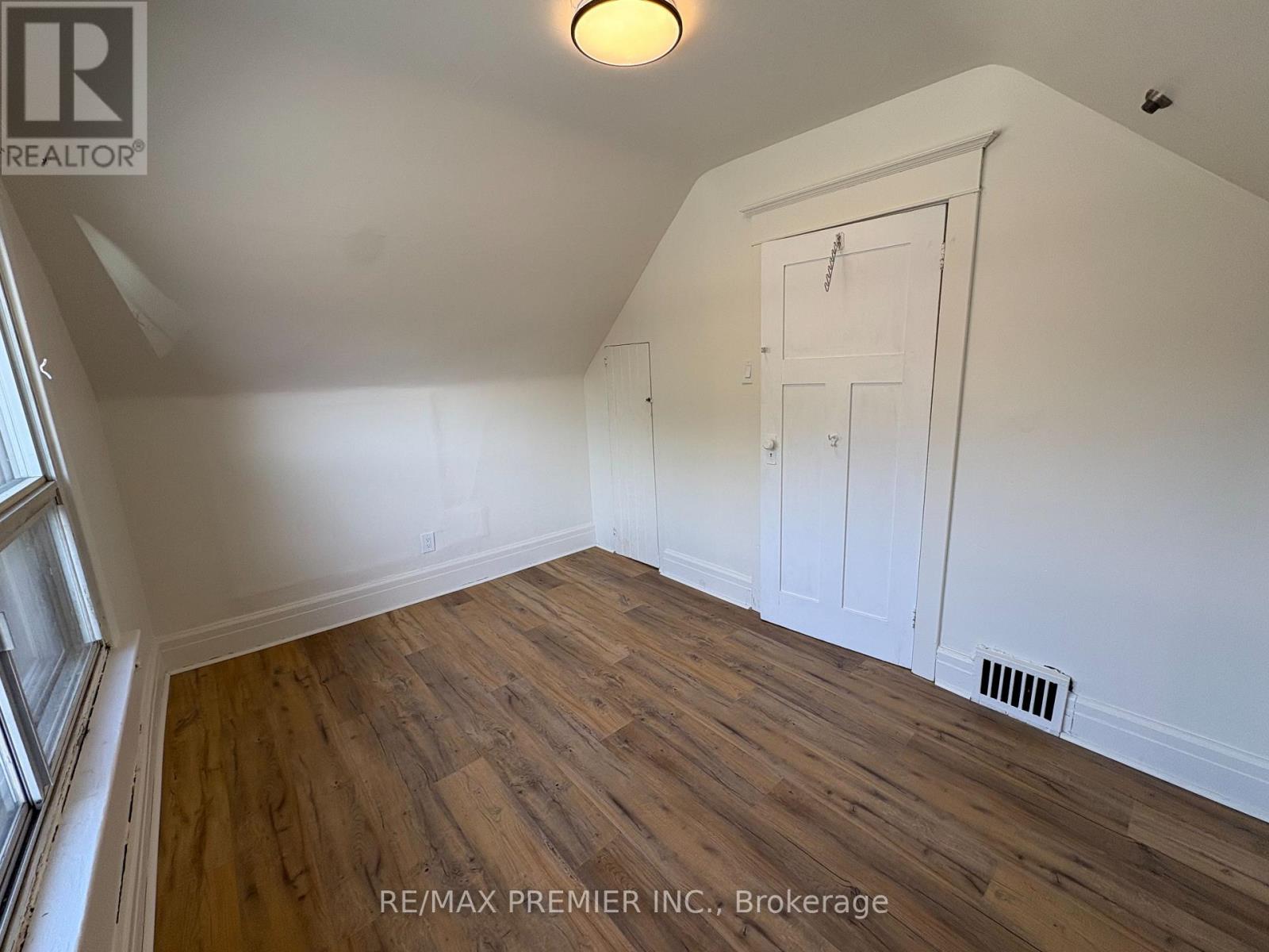 33 Royal York Road Property Photo 9