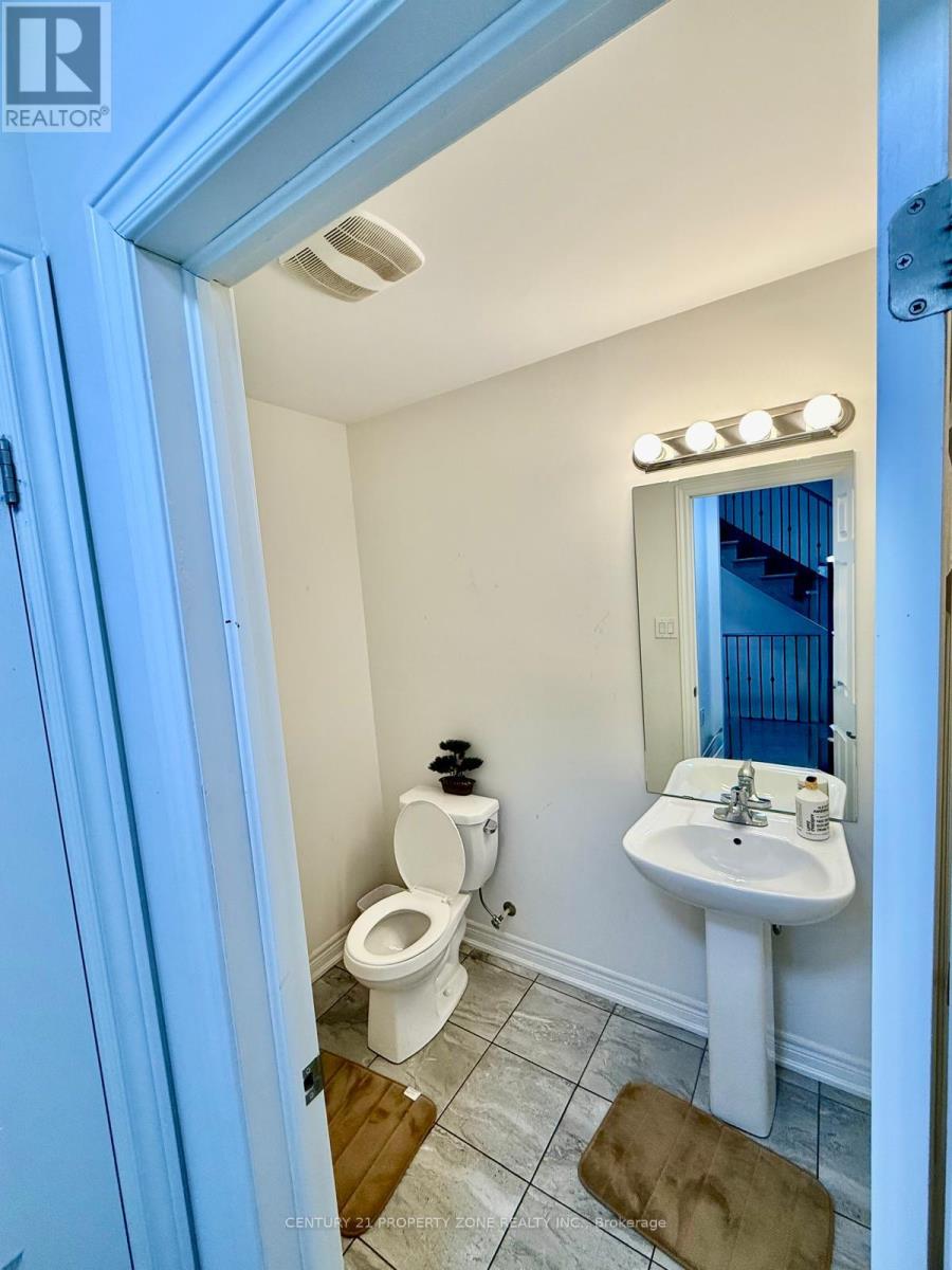 Main/upper - 31 Hashmi Place Property Photo 7