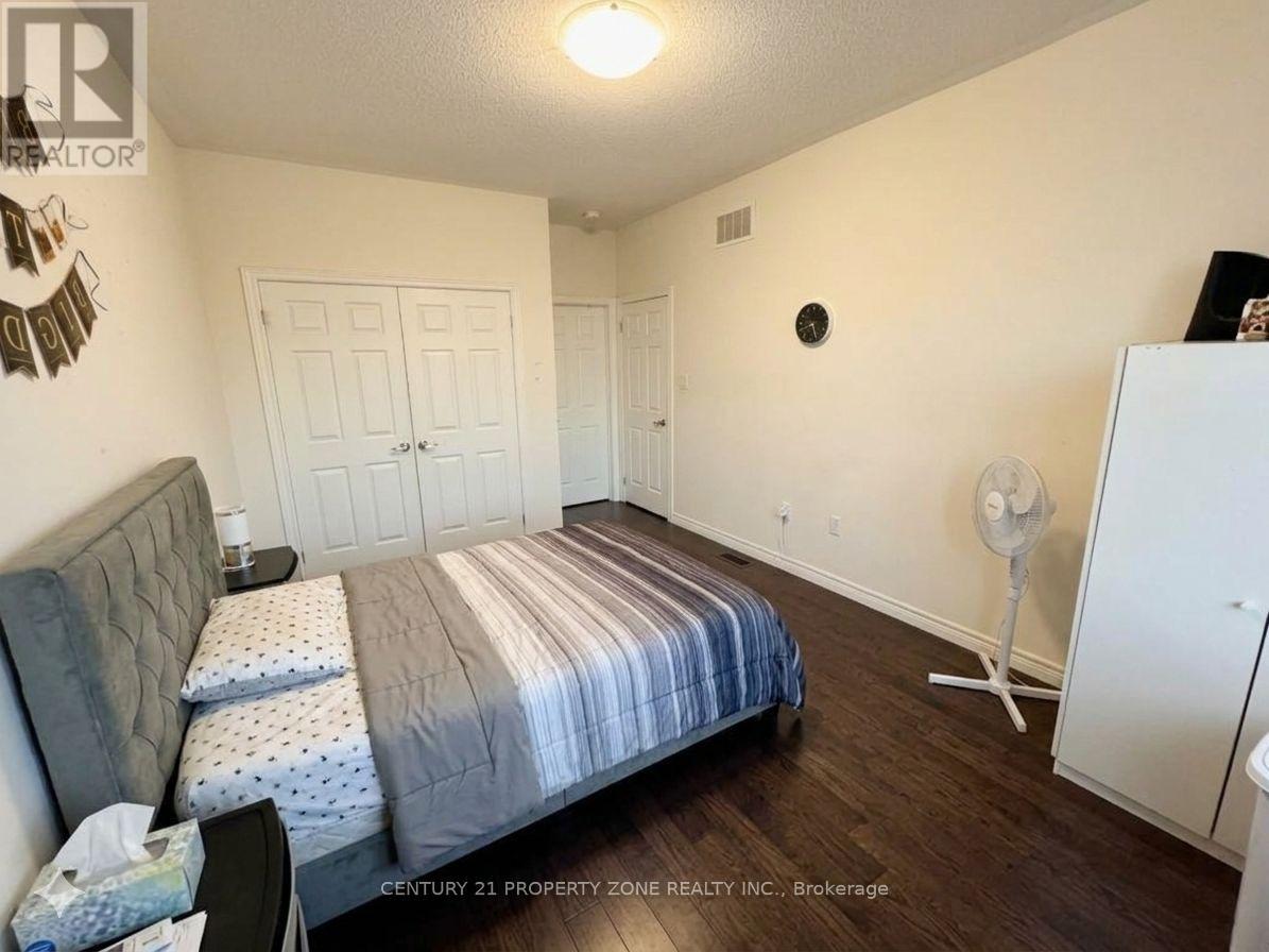 Main/upper - 31 Hashmi Place Property Photo 12
