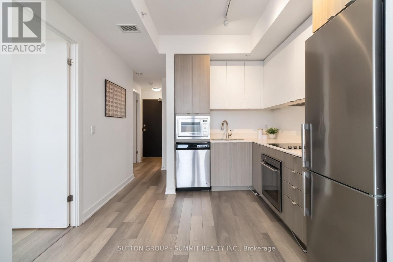 D422 - 5220 Dundas Street Property Photo 4