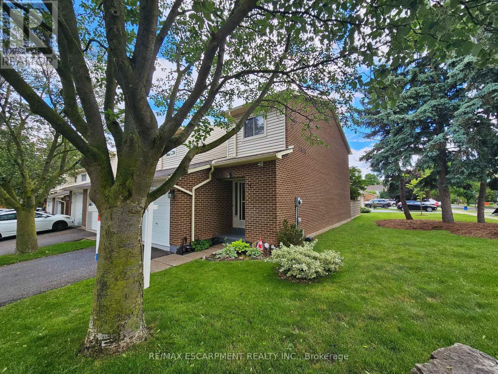 14 - 1548 NEWLANDS CRESCENT Property Photo 1