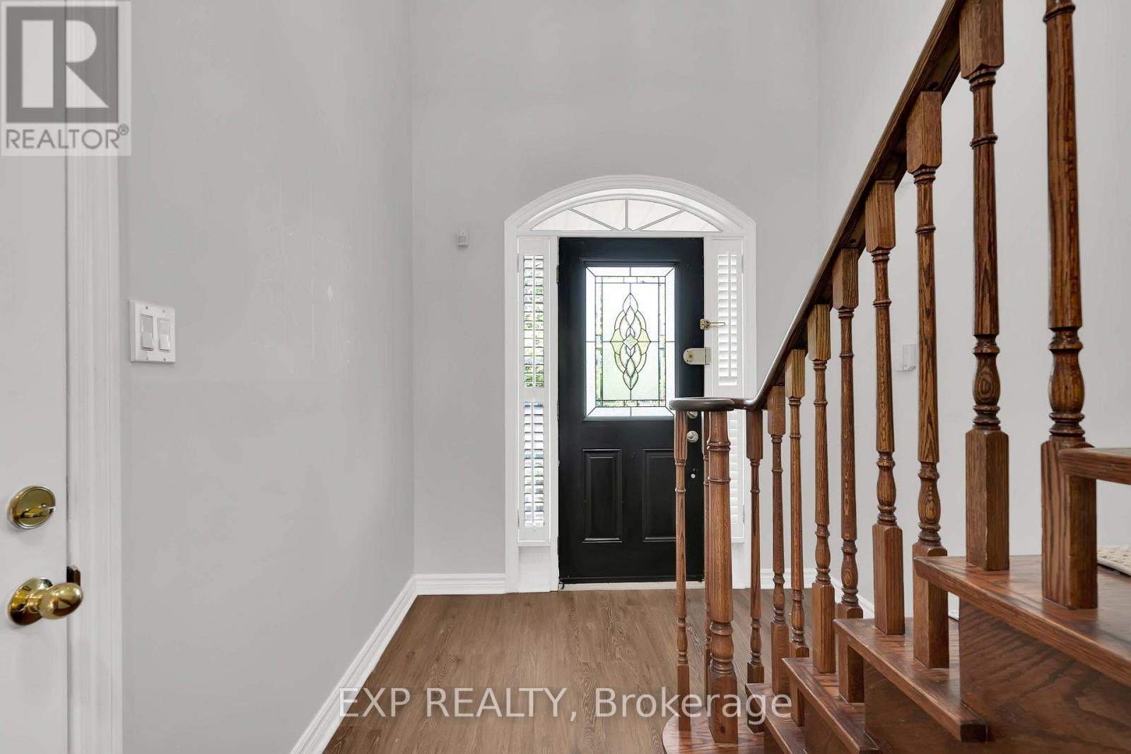 6 Purdy Crescent W Property Photo 2