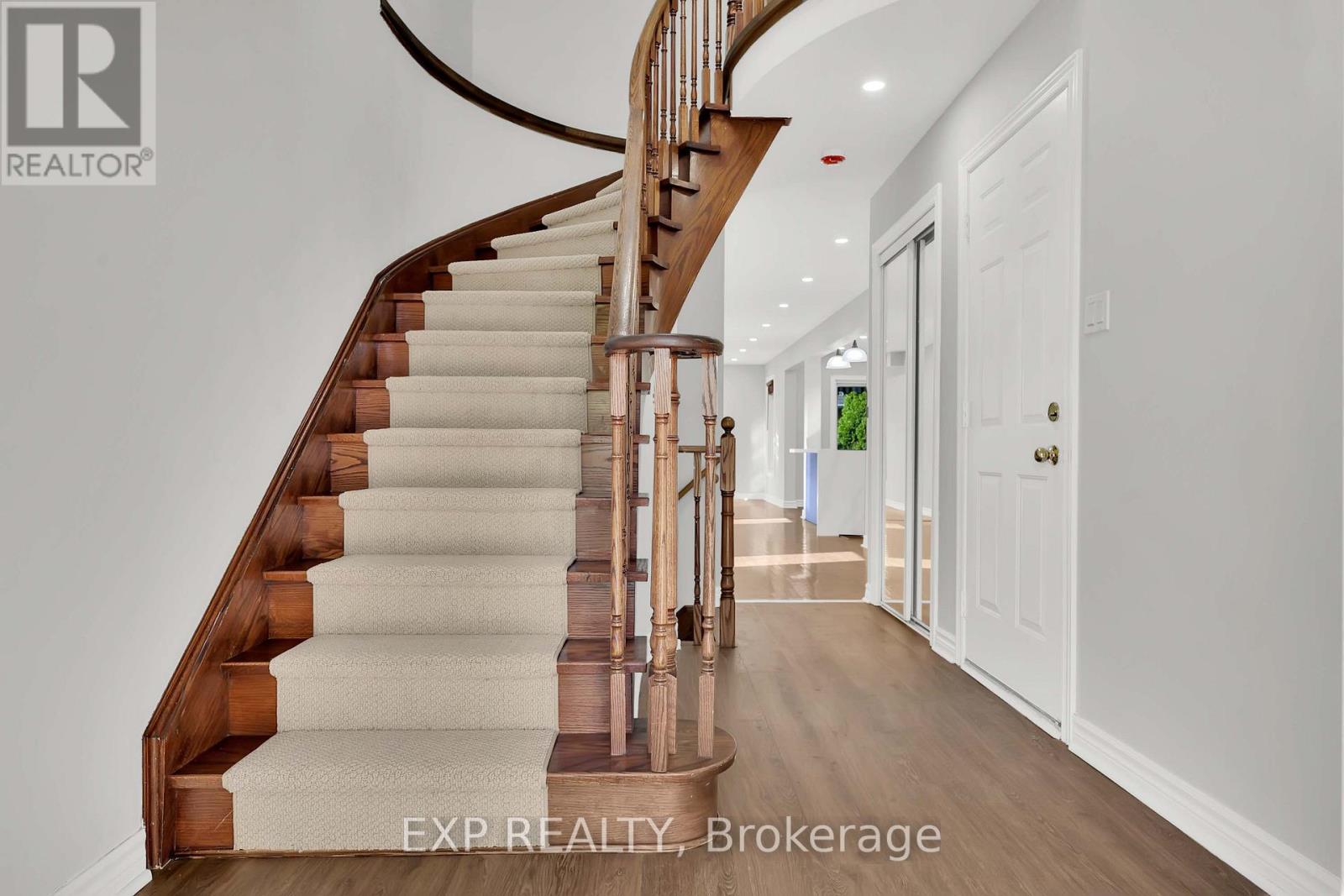 6 Purdy Crescent W Property Photo 3